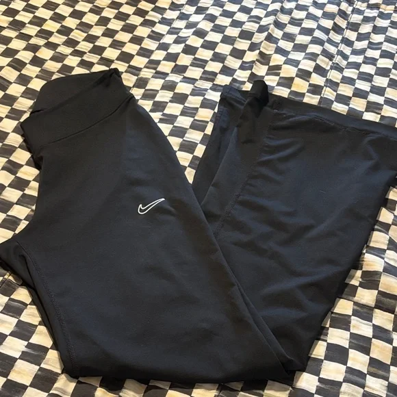 Nike Black Wide-Leg Pants - Picture 3 of 3
